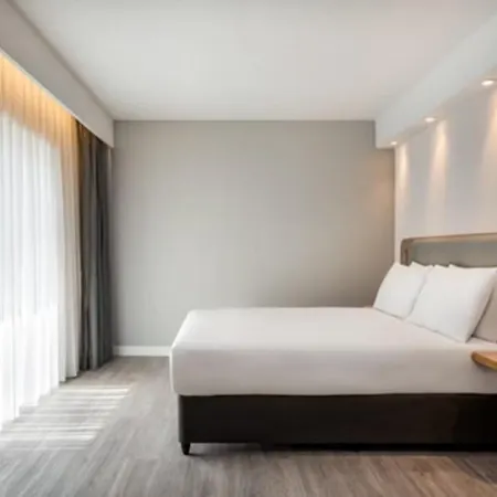 Express & By Ihg 3*