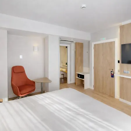 Express & By Ihg Hotel 3*